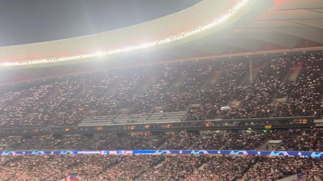 Las linternas, protagonistas en el Atlético de Madrid - Inter (Foto: @javichu73)