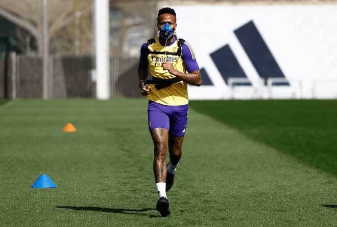 Eder Militao, entrenando con la máscaras de hipoxia (Foto: Real Madrid).