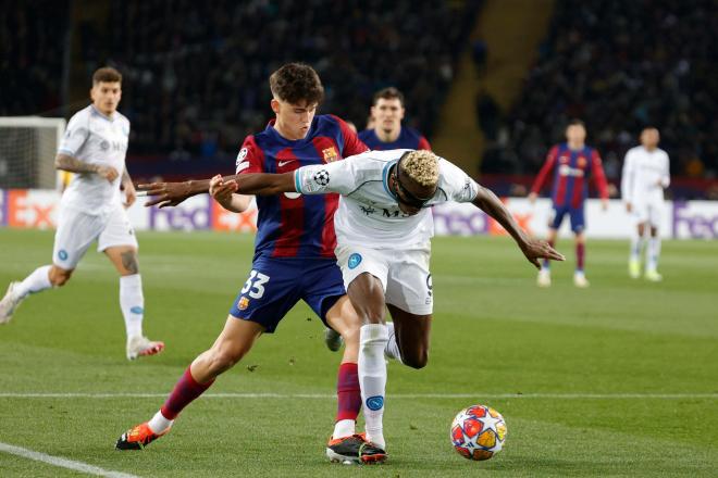 Pau Cubarsí ante Osimhen, en el Barcelona-Nápoles (foto: Cordon Press).