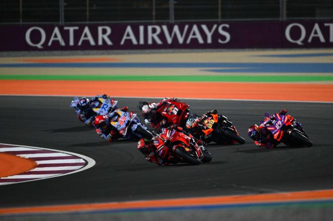 Varios pilotos, en el GP de Qatar (Foto: Cordon Press).