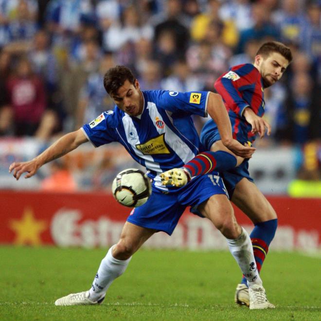 Daniel Osvaldo y Gerard Piqué en un Espanyol - Barcelona (Foto: Cordon Press)