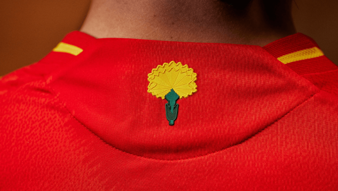 Clavel en la camiseta de la selección española (FOTO: Adidas).