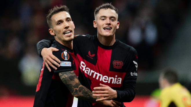 Alex Grimaldo y Florian Wirtz celebran un gol del Bayer Leverkusen (Foto: Cordon Press)