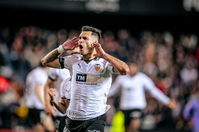 Hugo Duro celebra un gol en el Valencia
