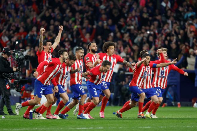 Los jugadores del Atlético celebran el penalti definitivo fallado por Lautaro (Foto: EFE).