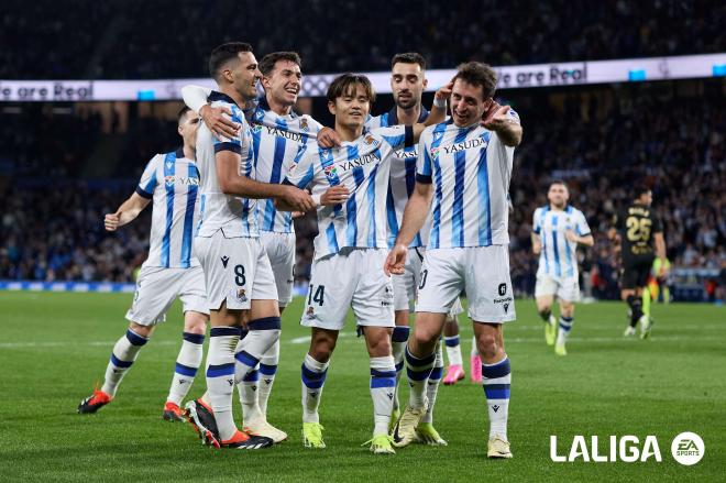 Los jugadores de la Real Sociedad celebran el gol de Merino contra el Cádiz (Foto: LALIGA).