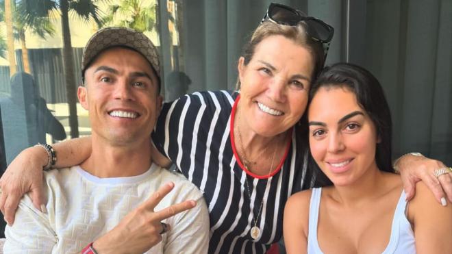 Dolores Aveiro posando con Georgina Rodríguez y Cristiano Ronaldo (Instagram: @doloresaveirooffici