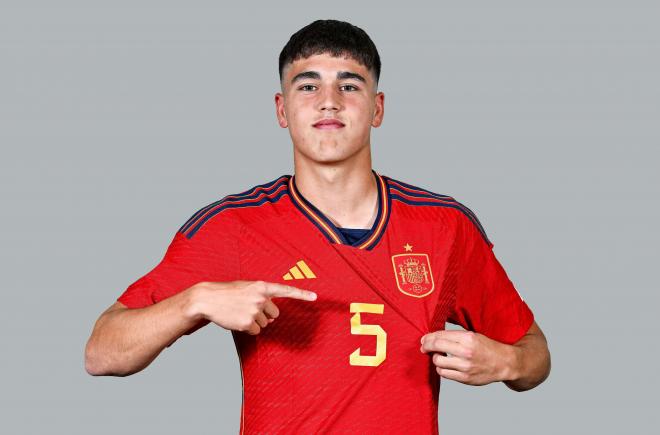 Pau Cubarsí con la camiseta de la Selección Española