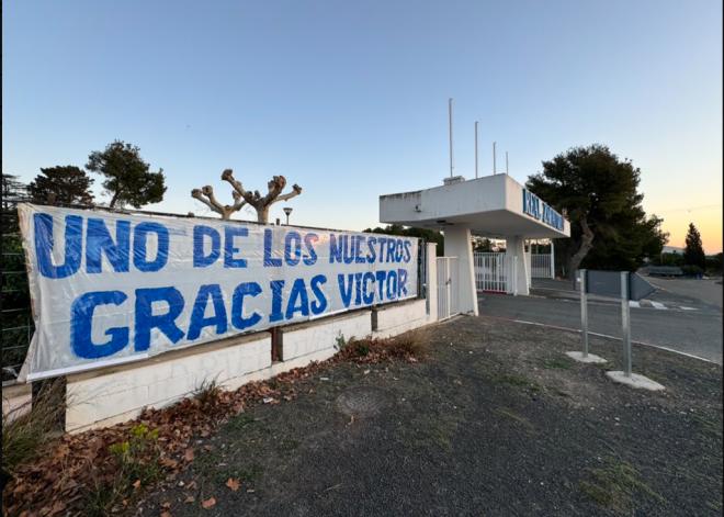 Pancarta para Víctor Fernández en la Ciudad Deportiva (Foto: Álex Cuadrado).