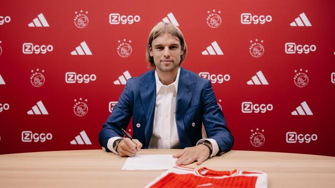 Borna Sosa, firmando con el Ajax (Foto: Ajax)