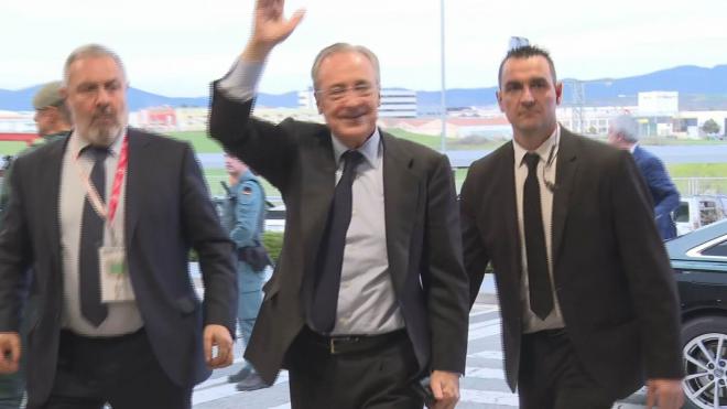 Florentino Pérez saludando a los aficionados en el aeropuerto de Pamplona