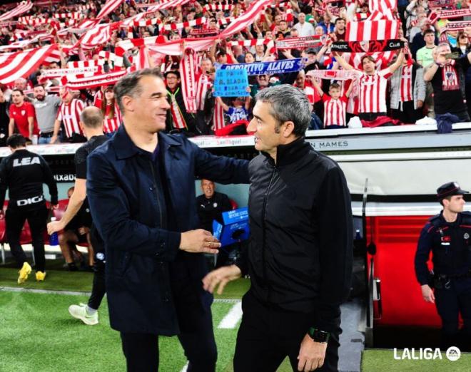 Luis García Plaza y Ernesto Valverde se saludan antes del derbi Athletic Club - Deportivo Alavés jugado este sábado en San Mamés (Foto: LALIGA).
