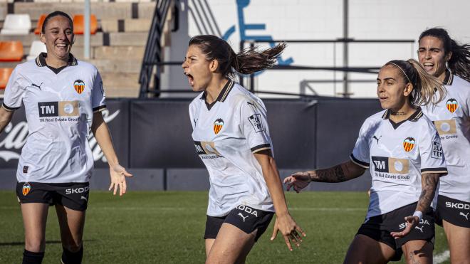 El VCF Femenino celebra un gol en el Puchades.