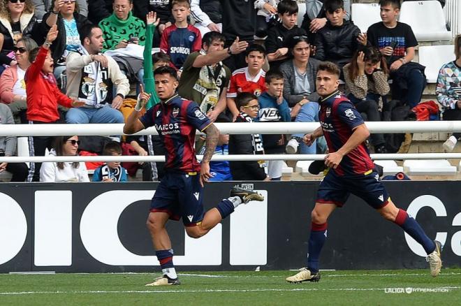 El Levante celebra el gol de Brugué ante el Burgos. (Foto: LaLiga)