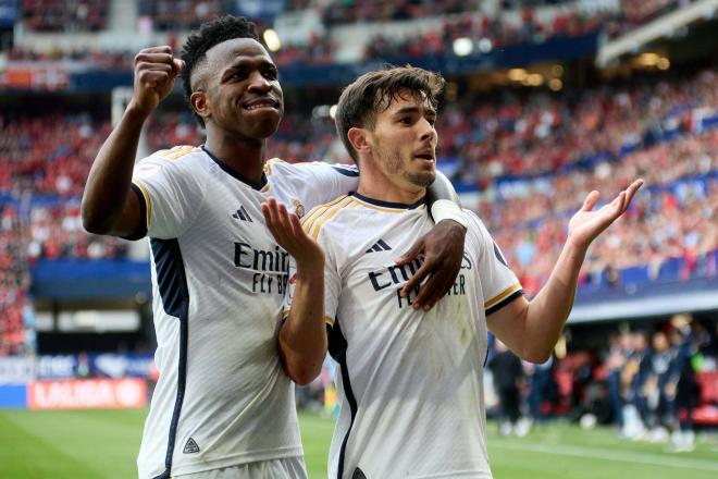 Brahim Díaz celebra su gol con Vinicius en el Osasuna-Real Madrid (FOTO: Cordón Press).