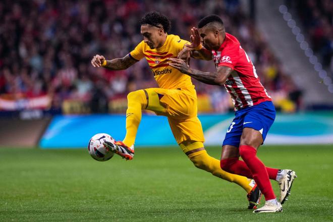 Raphinha lucha un balón durante el Atlético-Barcelona (FOTO: Cordón Press).