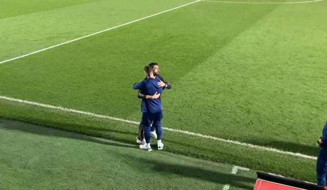 El saludo entre Arbeloa y Fernando Torres tras el derbi juvenil.