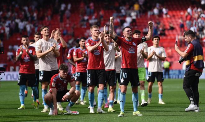 Los jugadores celebran la victoria (Foto: Kiko Hurtado).