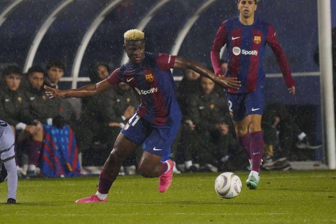 Mikayil Faye, en acción durante el partido internacional amistoso entre el FC Barcelona y el Club
