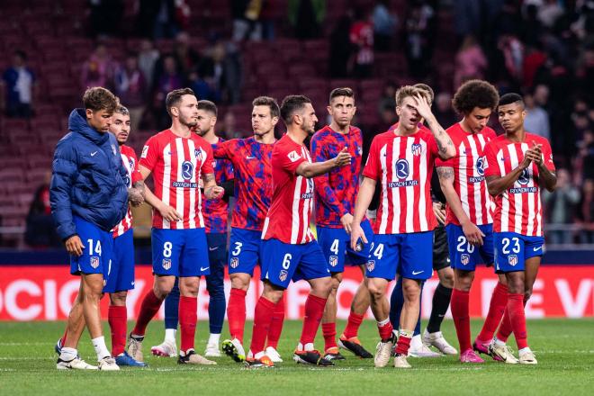 Los jugadores del Atlético aplaudiendo al Metropolitano (Foto: ATM).
