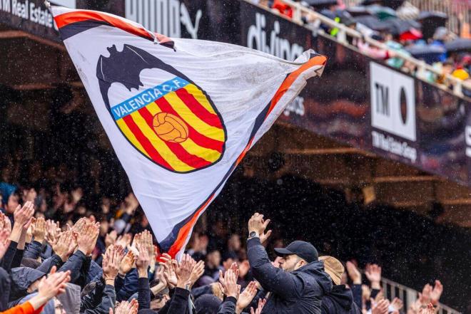 Baraja y la afición del Valencia CF