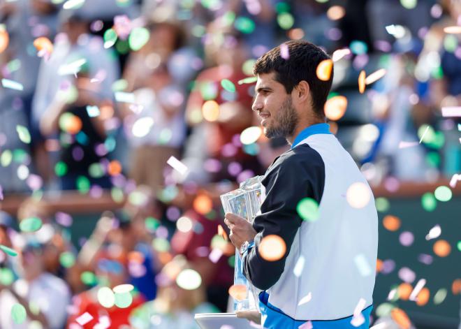 Carlos Alcaraz con su título de ganador de Indian Wells (Foto: Europa Press)