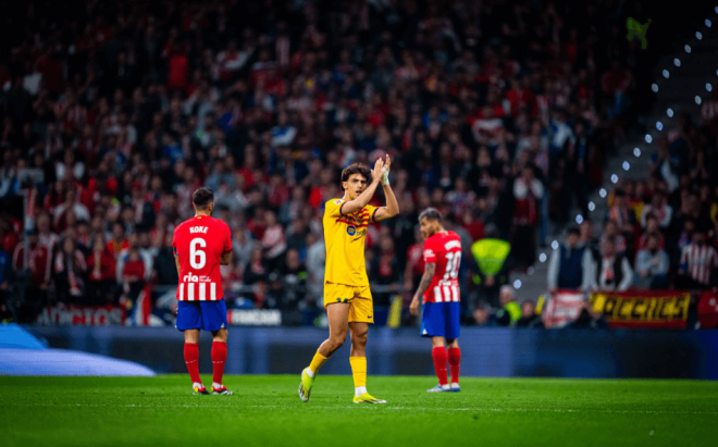 Joao Félix aplaudiendo durante el Atlético-Barça (Foto: FCB).