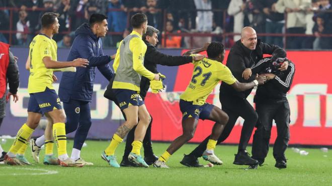 Los jugadores del Fenerbahçe se enfrentan a los ultras (Foto: EFE)