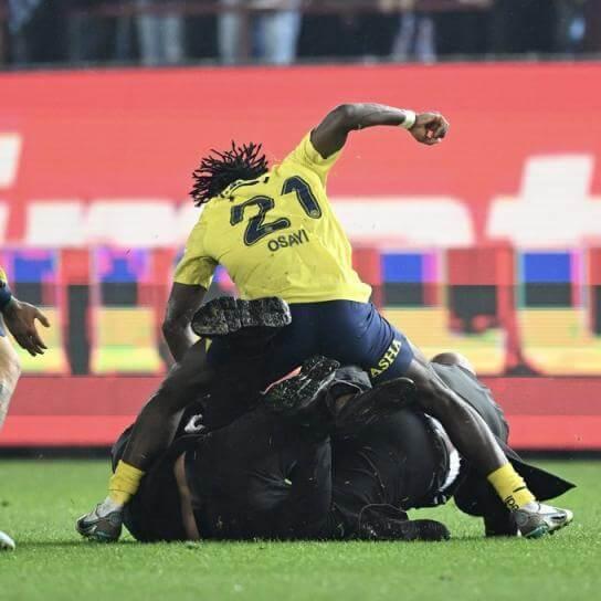 Osayi golpeando a uno de los ultras que saltaron a atacar a los futbolistas (Foto: Redes Sociales)