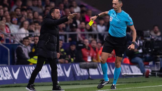 Xavi Hernández protesta al árbitro Sánchez Martínez tras ver la tarjeta amarilla