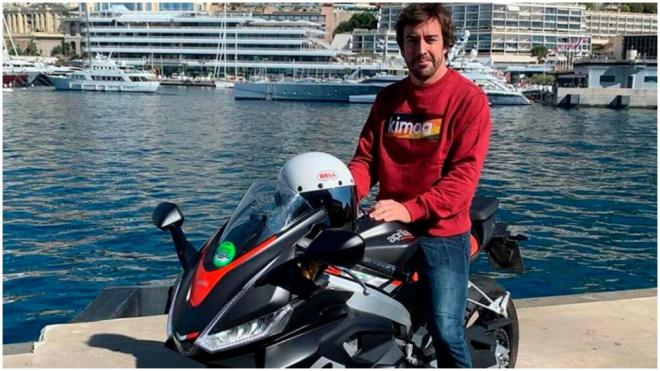 Fernando Alonso en Mónaco con una de sus motos (Instagram)