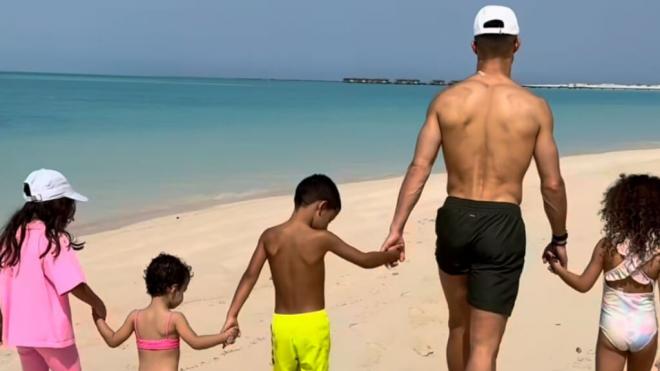 Cristiano Ronaldo y sus hijos en la isla privada de Arabia Saudí (Foto: @cristiano)