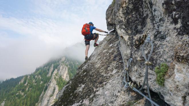 Persona haciendo alpinismo