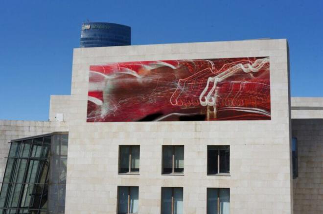 La fachada del Museo Guggenheim y su apoyo al Athletic Club (Foto: Radio Popular).