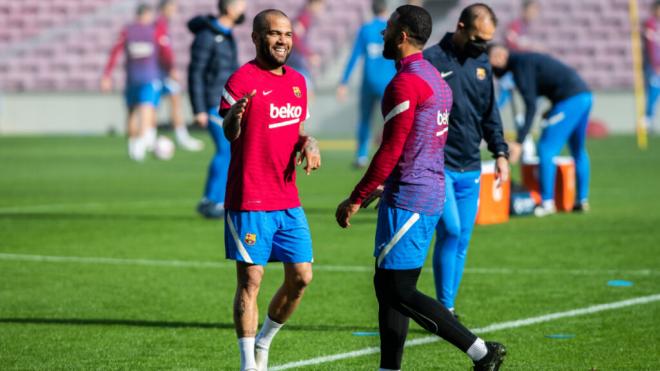Memphis Depay con Dani Alves en un entrenamiento con el Barça (Europa Press)