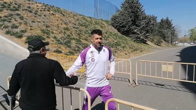 Paulo Pezzolano, saliendo del entrenamiento del Real Valladolid.