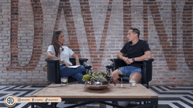 Sandra de la Vega y Andrés Guardado, en el podcast 'La Capitana' (imagen: YouTube)
