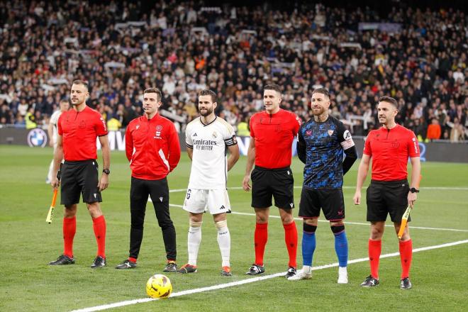 Los capitanes del Real Madrid y Sevilla posan con los árbitros (Foto: Europa Press)