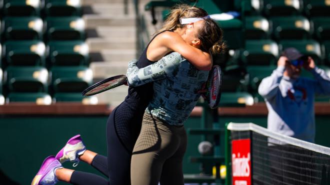 Aryna Sabalenka y Paula Badosa fundiéndose en un abrazo (Foto: Europa Press)
