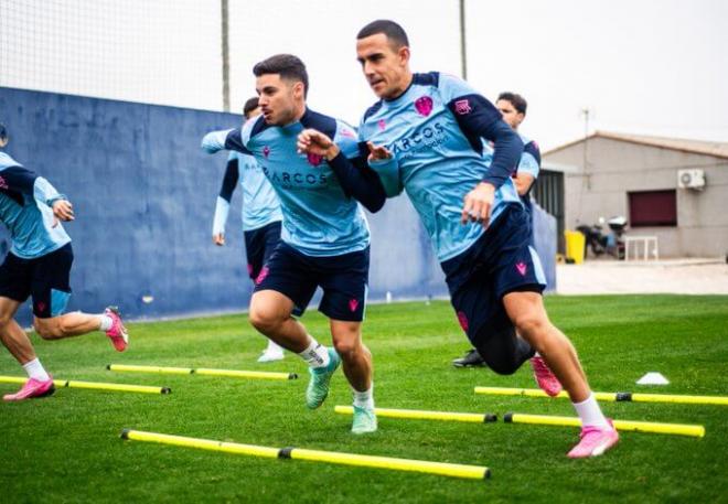 Sergio Lozano y Ángel Algobia durante un entrenamiento con el Levante en Buñol (Foto: LUD).