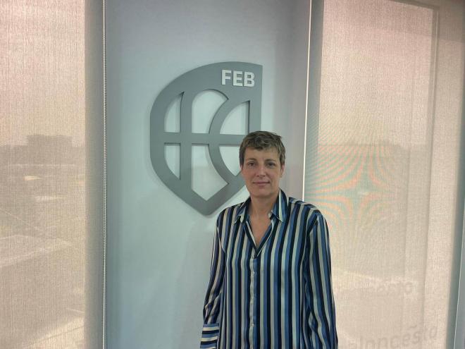 Elisa Aguilar posa con el logo de la FEB (Foto: ElDesmarque)