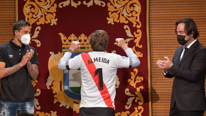 Almeida junto a Óscar Trejo y Martín Presa vestido con la camiseta del Rayo Vallecano