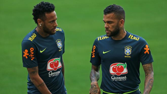 Neymar y Dani Alves con la selección de Brasil (Europa Press)