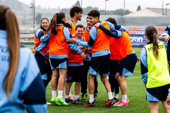 Los primeros equipos femenino y masculino del Levante se ejercitan con jugadores del EDI por el Día Mundial del Síndrome de Down. (Foto: LUD)