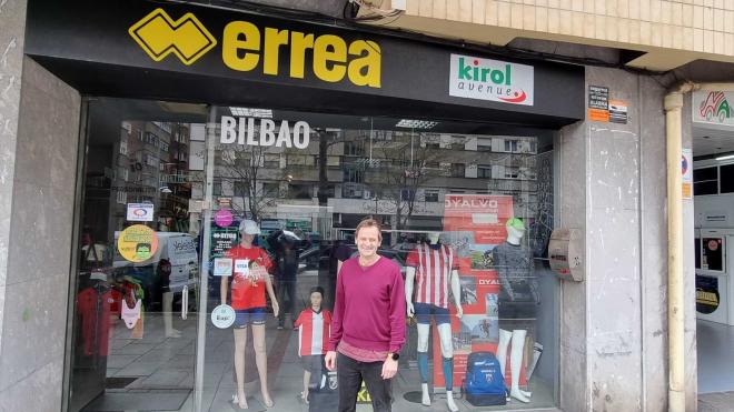 El exjugador del Athletic Club Edu Alonso posa ante su tienda, en la bilbaína Avenida del Ferrocarril, para ElDesmarque Bizkaia.