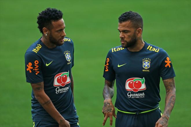 Neymar y Dani Alves en un entrenamiento con la selección brasileña (Foto: Europa Press)