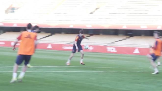 El golazo de Javi Guerra durante el entrenamiento de la selección sub21 (Fuente: @SeFutbol)