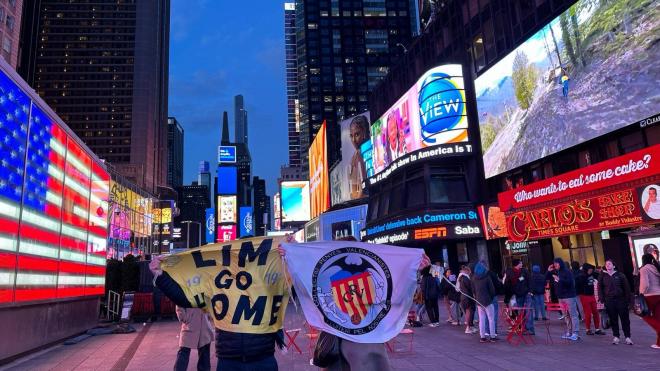 Las protestas contra Peter Lim llegan hasta Times Square (Foto: Col·lectiu de Penyes Valencianistes).