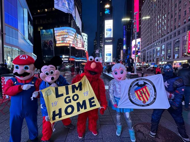 Las protestas contra Peter Lim llegan hasta Times Square (Foto: Col·lectiu de Penyes Valencianiste