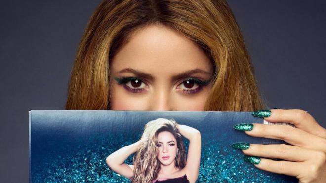 Shakira posando con su nuevo disco (@shakira)